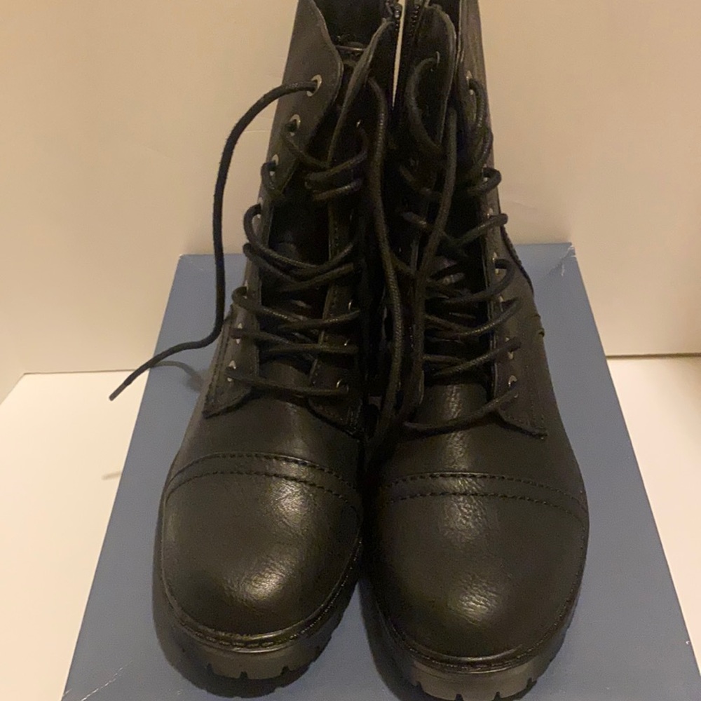 6.5 universal thread black combat boots, nwt